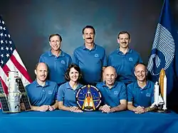 v.&nbsp;l.&nbsp;n.&nbsp;r. Hinten: Richard Covey, Jeffrey Hoffman, Thomas Akers Vorne: Kenneth Bowersox, Kathryn Thornton, Story Musgrave, Claude Nicollier