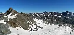 Blick von der Aussichtsplattform nach Norden (Stubaier Wildspitze, Schrankogel, Ruderhofspitze, darunter der Schaufelferner)