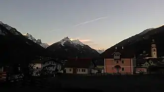 Sonnenaufgang im Stubaital – Blick über die Dächer von Fulpmes zum Elfer
