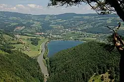 Der Stubenbergsee ist ein künstlicher Badesee im Bezirk Hartberg-Fürstenfeld. Blickrichtung Norden, am unteren Bildrand tritt die Feistritz in die Feistritzklamm.