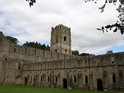 Äußeres der Abtei mit Blick zum Turm