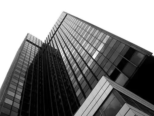 Richtet man die Kamera stark nach oben, entstehen besonders deutlich stürzende Linien. Es ist nicht sinnvoll, das zu korrigieren.