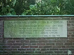 Gedenktafel an die Sturmflutopfer auf dem Friedhof der Maria-Magdalena-Kirche in Hamburg-Moorburg