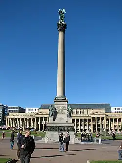 Blick vom Ehrenhof des Neuen Schlosses auf Jubiläumssäule und Königsbau.