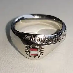 Der aktuelle Ehrenring, verliehen ab Oktober 2013; angefertigt aus Weißgold von Juwelier A.&nbsp;E. Köchert. Neugestaltung anlässlich des 60-jährigen Jubiläums des Bundesgesetzes zur Sub-Auspiciis-Promotion.