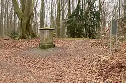 Hügelgrab mit Gedenkstein für Carl Ludewig von Holle