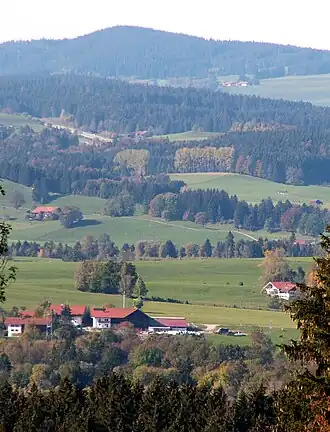 Blick übers Illertal zum Hohenkapf