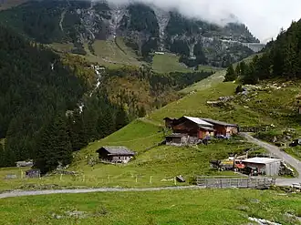 Sulzenalm mit Staumauer im Hintergrund