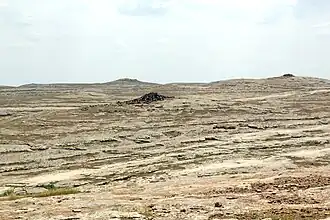 Weitere Hügel mit Bauwerken