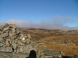Der Gipfelcairn des Tolmount, Blick nach Nordosten