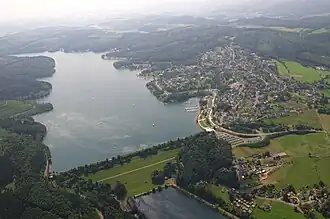 Blick auf den Sperrdamm und den Sorpesee mit Langscheid, Vordergrund unten: Ausgleichsweiher