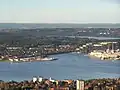 Blick von Sundsvall zur Alnöbrücke, rechts davon auf der Insel die Ortslage Vi