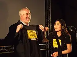 Cho Sung-Hyung überreicht Schleswig-Holsteins Ministerpräsident Peter Harry Carstensen das T-Shirt zum Film „Full Metal Village“.