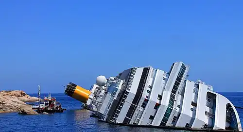 Die bei Giglio halb gesunkene Costa Concordia (Juli 2012)