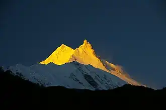 Manaslu (links) und Ostgipfel im ersten Sonnenlicht