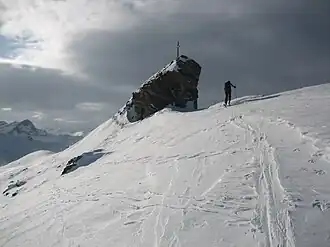 Felskopf Sur Carungas von Norden aufgenommen