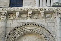 Kragsteine an der Portalfassade