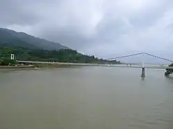 Fußgänger-Hängebrücke über den Fluss Gankou