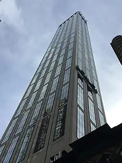 Baufortschritt im August 2021 und Ansicht im Oktober 2022