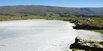 Der Sutton Salt Lake mit den Rock and Pillar Range im Hintergrund