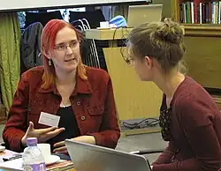 Suw Charman-Anderson spricht mit einer Person.