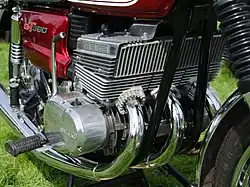 Motor mit Ram-Air-System oben auf den Zylindern