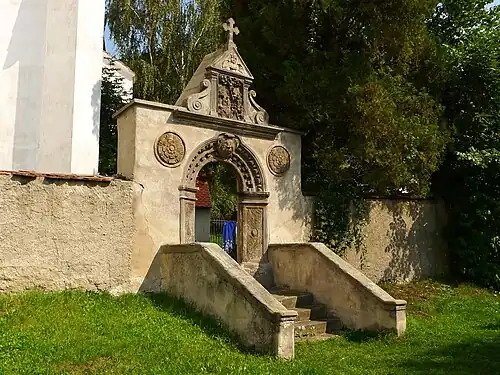 Unteres Renaissance-Portal mit Treppe