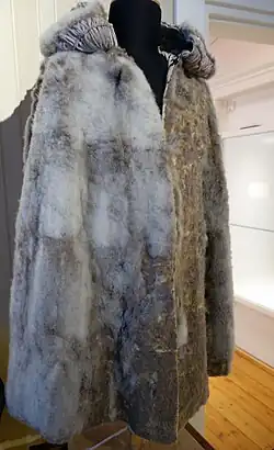 Vorderansicht des Schwanenpelzes im heutigen Zustand (Stoff- und Federseite)