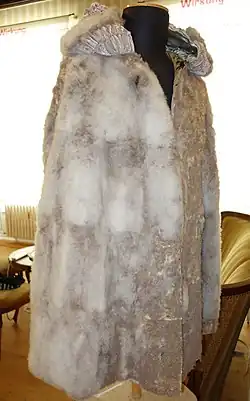 Vier Fellzeilen übereinander