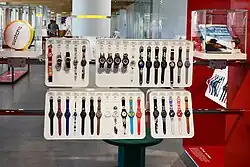 Teilansicht der Uhrenkollektion im Swatch Museum Biel