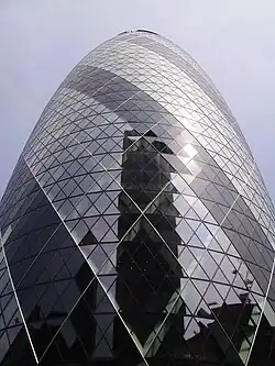 Der Swiss Re Tower vom Eingang aus gesehen