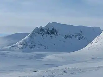 Der Storsola aus Nordnordosten. Links der zerrissene Ostnordost-Grat, rechts der Bildmitte die unscheinbare Erhebung des Grenzgipfels