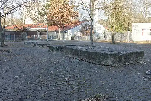 Skulpturenensemble Allegorie des Wassers: Tisch, Lage: Giesbertstraße / Feulnerstraße⊙49.4010711.14441