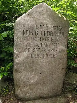 Drachenhöhle Syrau, Gedenkstein