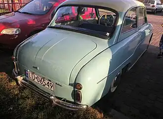 101: Runder gelber Blinker über rotem rechteckigen Rücklicht, oft Kofferraumdeckel kürzer, darunter Kfz-Kennzeichen