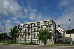 Erweiterungsbau, im Hintergrund das Fabrikgebäude