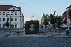 Skulptur gegenüber dem Billa-Supermarkt