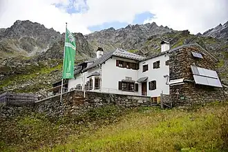 Die Tübinger Hütte oberhalb des Garneratals. Gut erkennbar sind die Wärmekollektoren an der Südseite.