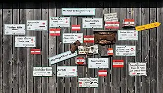 Wegweiser aus mehreren Jahrzehnten bei der Türnitzer Hütte, Niederösterreich