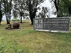 Relikte aus der Zeit des aktiven Braunkohletagebaus, u. a. das TAKRAF-Typenschild (vormaliger Standort beim Gedenkort für das devastierte Dorf Reppist)