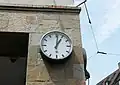 Telenorma-Wanduhr in Freiburg im Breisgau am Bertoldsbrunnen Stadtmitte, Bild vom Mai&nbsp;2018