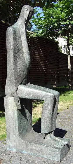 Emy Roeder (*&nbsp;30.&nbsp;Januar): Große sitzende Tripolitanerin