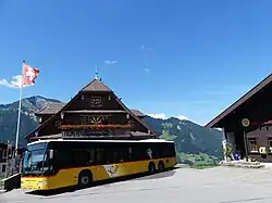 Postauto vor der Bergstation der Treib-Seelisberg-Bahn
