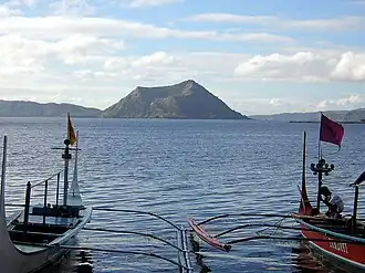 Die historischen Städte und Landschaft des Taal Vulkans und seinem Caldera See