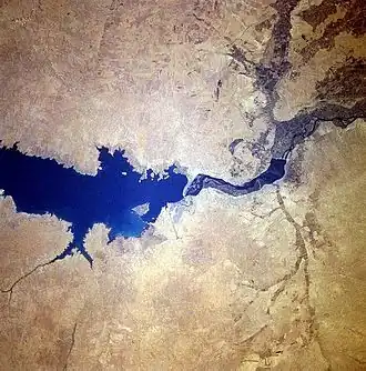 Links der Assadsee, in der Mitte die Tabqa-Talsperre und daran anschließend die Baath-Talsperre mit Stausee