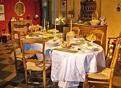 Tafel des Gros Souper mit den drei Stockwerken und den Treize Desserts.