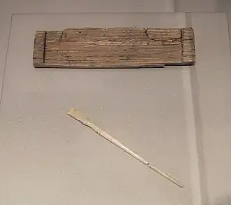 Teil einer hölzernen Schreibtafel (um Christi Geburt) und Griffel aus Knochen, frühes 1. Jh. n. Chr.