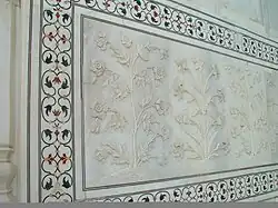 Detail der Außenverkleidung mit Blumenreliefs und Inkrustationen