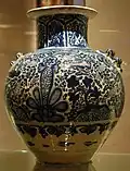Vase mit an chinesisches Porzellan erinnernder Bemalung, Puebla, 19. Jahrhundert