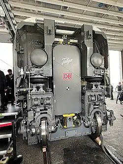 Blick auf das Laufwerksportal eines Prototyp-Mittelwagens der Bauart Talgo 230, ausgestellt auf der Innotrans 2022